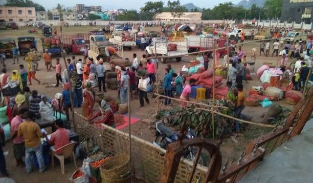 ହୋଲସେଲ୍ ପରିବା ବଜାରରେ ଅମାନିଆଙ୍କ ଭିଡ଼ ; ରହୁନି ସାମାଜିକ ଦୂରତ୍ୱ  –  ହିଞ୍ଜିଳିକାଟୁ