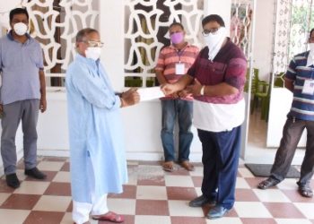 କରୋନା ମୁକାବିଲା ପାଇଁ ନିଖିଳ ଓଡିଶା ଟେଣ୍ଟ ହାଉସ୍ ମାଲିକ ଓ ସପ୍ଲାୟର୍ସ ସଂଘ ପକ୍ଷରୁ ମୁଖ୍ୟମନ୍ତ୍ରୀଙ୍କ ରିଲିଫ୍ ପାଣ୍ଠିକୁ ୪ ଲକ୍ଷ ଟଙ୍କା ପ୍ରଦାନ କରାଯାଇଛି ।