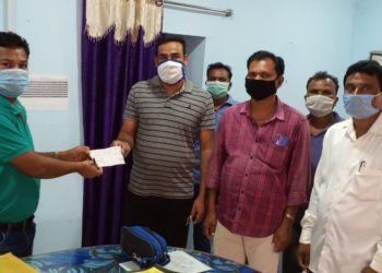 ପଲ୍ଲୀଶ୍ରୀ ଯୁବକ ସଙ୍ଘ ତରଫରୁ (ଦଶ ହଜାର) ଟଙ୍କା ମୁଖ୍ୟ ମନ୍ତ୍ରୀ ରିଲିଫ ପାଣ୍ଠିକୁ  ଚନ୍ଦାହାଣ୍ଡି ଗୋଷ୍ଠୀ ଉନ୍ନୟନ ଅଧିକାରୀ ଙ୍କୁ ପ୍ରଦାନ କରିଛନ୍ତି ।