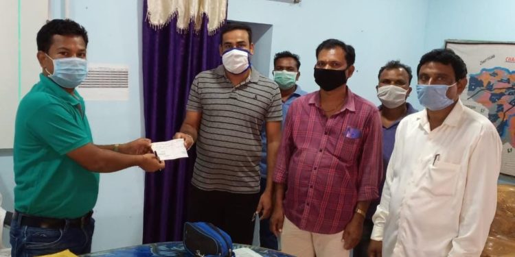 ପଲ୍ଲୀଶ୍ରୀ ଯୁବକ ସଙ୍ଘ ତରଫରୁ (ଦଶ ହଜାର) ଟଙ୍କା ମୁଖ୍ୟ ମନ୍ତ୍ରୀ ରିଲିଫ ପାଣ୍ଠିକୁ  ଚନ୍ଦାହାଣ୍ଡି ଗୋଷ୍ଠୀ ଉନ୍ନୟନ ଅଧିକାରୀ ଙ୍କୁ ପ୍ରଦାନ କରିଛନ୍ତି ।