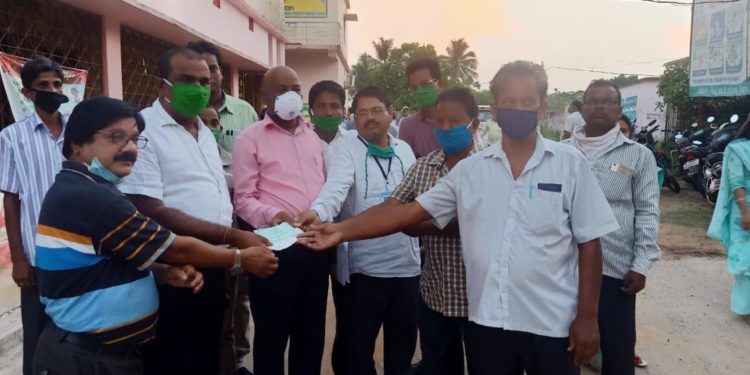 ମୁଖ୍ୟମନ୍ତ୍ରୀ ରିଲିଫ ମାହାଙ୍ଗା ଡ଼ିଲର ସଙ୍ଘ ଦେଲେ ଲକ୍ଷେ