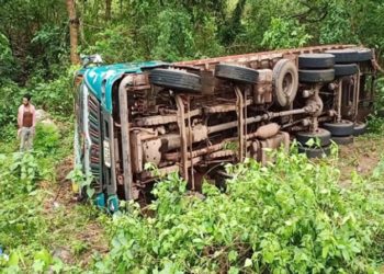 ତପ୍ତପାଣି ମ୍ରୁଗ ବିହାର ଭାରସାମ୍ୟ ହରାଇ ୧୦ ଚକିଆ ଟ୍ରକ ଓଲଟି ହେଲପରଙ୍କ ମୃତ୍ୟୁ ହୋଇଥିବା ଜଣାପଡିଛି ।