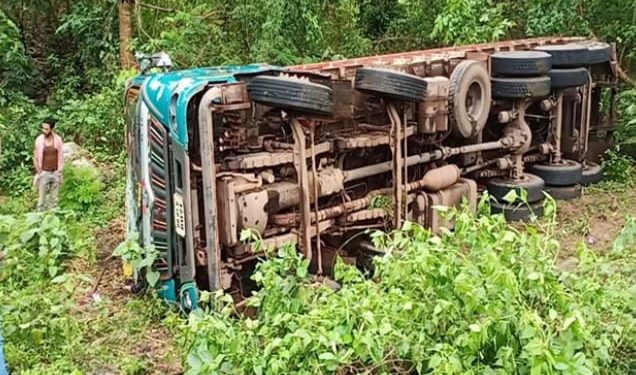 ତପ୍ତପାଣି ମ୍ରୁଗ ବିହାର ଭାରସାମ୍ୟ ହରାଇ ୧୦ ଚକିଆ ଟ୍ରକ ଓଲଟି ହେଲପରଙ୍କ ମୃତ୍ୟୁ ହୋଇଥିବା ଜଣାପଡିଛି ।