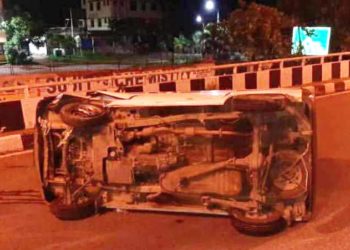 କଟକର ଚାଉଳିଗଞ୍ଜ ଓଭର ବ୍ରିଜ ନିକଟରେ : ଯାଜପୁରର କରୋନା ରୋଗୀଙ୍କୁ ନେଇ ଆସୁଥିବା ବେଳେ ଆମ୍ବୁଲାନ୍ସ ଓଲଟିଲା