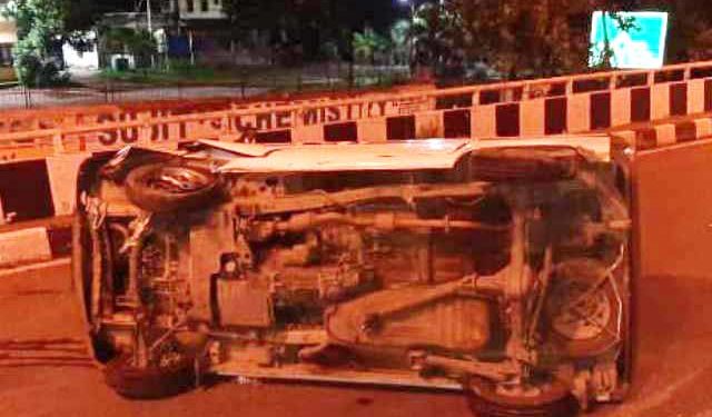 କଟକର ଚାଉଳିଗଞ୍ଜ ଓଭର ବ୍ରିଜ ନିକଟରେ : ଯାଜପୁରର କରୋନା ରୋଗୀଙ୍କୁ ନେଇ ଆସୁଥିବା ବେଳେ ଆମ୍ବୁଲାନ୍ସ ଓଲଟିଲା