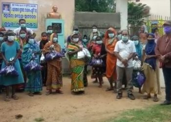 ଲକ ଡାଉନରେ ବାହାରେ ଥାଇବି ଗାଁ ଚିନ୍ତା,ସମାଜସେବୀଙ୍କ ସ୍ମୁତିରେ ଶତାଧିକ ଗରୀବ ଲୋକଙ୍କୁ ସହାୟତା ପ୍ରଦାନ