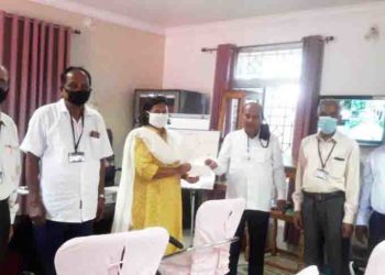 ବରିଷ୍ଠ ନାଗରିକ ମଞ୍ଚ ୫୫ ହଜାର ଟଙ୍କା ଦାନ କଲେ ।