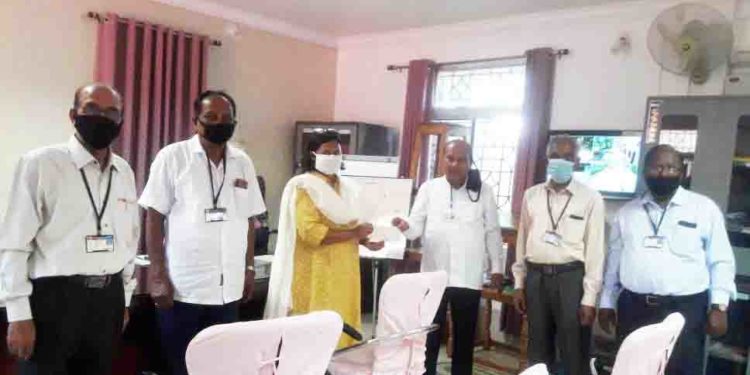 ବରିଷ୍ଠ ନାଗରିକ ମଞ୍ଚ ୫୫ ହଜାର ଟଙ୍କା ଦାନ କଲେ ।