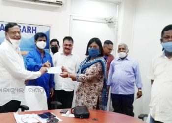 ରଣପୁର ବିଧାୟକ ସତ୍ୟ ନାରାୟଣ ପ୍ରଧାନଙ୍କ ସମେତ ରଣପୁର ବ୍ଲକର ସରପଞ୍ଚମାନେ ମୂଖ୍ୟମନ୍ତ୍ରୀଙ୍କ ରିଲିଫ ପାଣ୍ଠିକୁ ନୟାଗଡ ଜିଲ୍ଲାପାଳଙ୍କ ଜରିଆରେ ୮୪ ହଜାର ଟଙ୍କା ପ୍ରଦାନ କରିଛନ୍ତି ।