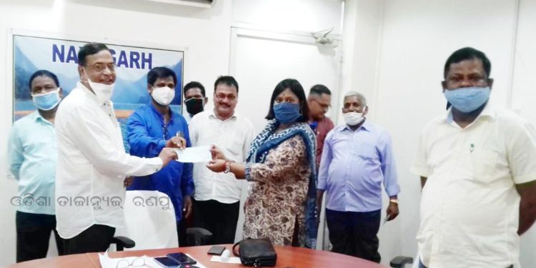 ରଣପୁର ବିଧାୟକ ସତ୍ୟ ନାରାୟଣ ପ୍ରଧାନଙ୍କ ସମେତ ରଣପୁର ବ୍ଲକର ସରପଞ୍ଚମାନେ ମୂଖ୍ୟମନ୍ତ୍ରୀଙ୍କ ରିଲିଫ ପାଣ୍ଠିକୁ ନୟାଗଡ ଜିଲ୍ଲାପାଳଙ୍କ ଜରିଆରେ ୮୪ ହଜାର ଟଙ୍କା ପ୍ରଦାନ କରିଛନ୍ତି ।