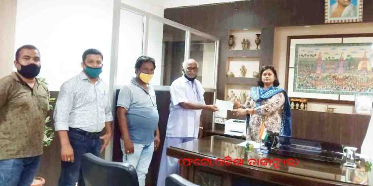 ନୟାଗଡ କେମିଷ୍ଟ ଏବଂ ଡ୍ରଗିଷ୍ଟ ଆସୋସିଏସନ କରୋନା ସୁରକ୍ଷା ପାଇଁ ଦେଲେ 75 ହଜାର ଟଙ୍କା ।