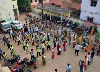 ନୟାଗଡ ମ୍ୟୁନିସିପାଲିଟିର ସଫେଇ କର୍ମଚାରୀଙ୍କୁ ପି.ପି.ଇ. କିଟ୍ ବାଣ୍ଟିଲେ ମ୍ୟୁନିସିପାଲିଟି କର୍ତ୍ତୁପକ୍ଷ