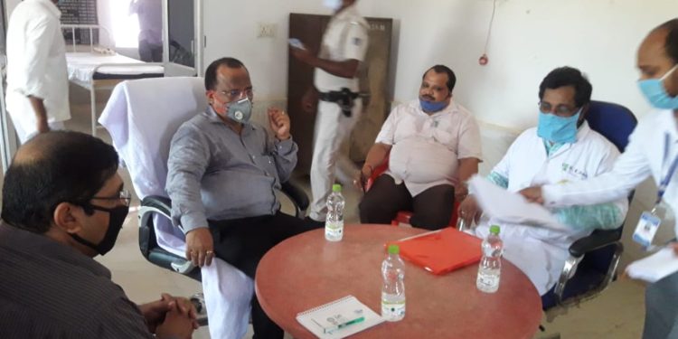 ନୟାଗଡ : ଚାନ୍ଦପୁର ସ୍ଥିତ କୋଭିଡ-19 ହସ୍ପିଟାଲ ପରିଦର୍ଶନ କଲେ ଜିଲ୍ଲା ପର୍ଯ୍ୟବେକ୍ଷକ ତଥା କେନ୍ଦ୍ରାଞ୍ଚଳ ରାଜସ୍ବ ଆୟୁକ୍ତ ଅନିଲ ସାମଲ : ଜିଲ୍ଲା ପ୍ରଶାସନର ପଦକ୍ଷେପକୁ କଲେ ପ୍ରଂଶସା