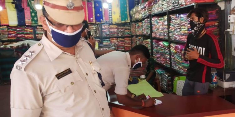 ନୟାଗଡ ଏସ.ପି.ଙ୍କ ନେତୃତ୍ୱରେ ସହରାଞ୍ଚଳ ବଜାର ଘାଟ ଛାନ ଭିନ ସହ ଆଇନ ଖିଲାପକାରୀଙ୍କୁ ଅର୍ଥ ଜୋରିମାନା