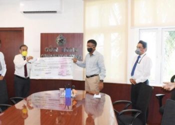 ଇଣ୍ଡିଆନ୍ ବ୍ୟାଙ୍କ ପରିବାରର ଅବଦାନ COVID-19 ପାଇଁ ମୁଖ୍ୟମନ୍ତ୍ରୀଙ୍କ ରିଲିଫ୍ ପାଣ୍ଠିକୁ : ପଚିଶ ଲକ୍ଷ ଟଙ୍କାର ଚେକ୍ ପ୍ରଦାନ କରୁଛନ୍ତି ।