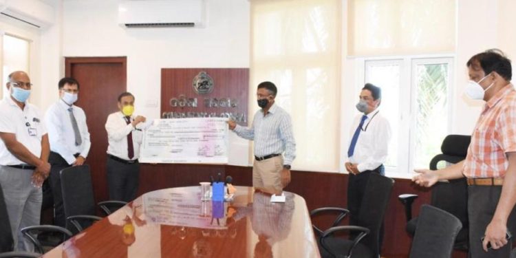 ଇଣ୍ଡିଆନ୍ ବ୍ୟାଙ୍କ ପରିବାରର ଅବଦାନ COVID-19 ପାଇଁ ମୁଖ୍ୟମନ୍ତ୍ରୀଙ୍କ ରିଲିଫ୍ ପାଣ୍ଠିକୁ : ପଚିଶ ଲକ୍ଷ ଟଙ୍କାର ଚେକ୍ ପ୍ରଦାନ କରୁଛନ୍ତି ।