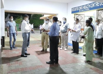 5ଟି ସଚିବ ଭି.କେ ପାଣ୍ଡିଆନ୍ ତାଙ୍କ ସାଙ୍ଗରେ ଉନ୍ନୟନ କମିଶନର୍ ସୁରେଶ ମହାପାତ୍ର । ପୁରୀ କୋଭିଡି ହସ୍ପିଟାଲ କୁ ପରିଦର୍ଶନ କରିଥିଲେ ।