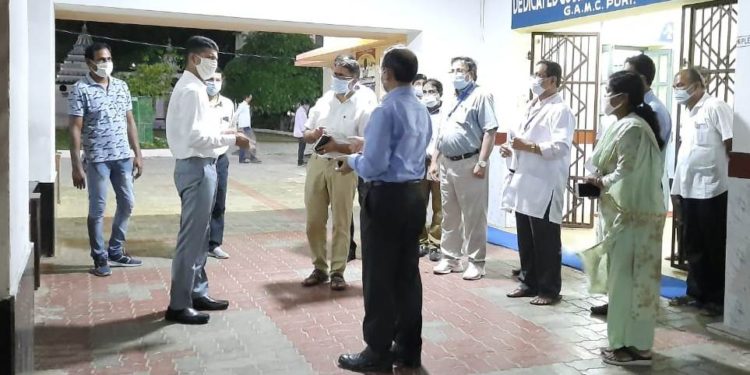 5ଟି ସଚିବ ଭି.କେ ପାଣ୍ଡିଆନ୍ ତାଙ୍କ ସାଙ୍ଗରେ ଉନ୍ନୟନ କମିଶନର୍ ସୁରେଶ ମହାପାତ୍ର । ପୁରୀ କୋଭିଡି ହସ୍ପିଟାଲ କୁ ପରିଦର୍ଶନ କରିଥିଲେ ।