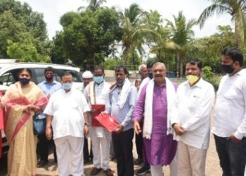 କରୋନା ଯୋଦ୍ଧାଙ୍କୁ  ପିସିସି ସଭାପତି ସମ୍ବର୍ଦ୍ଧିତ କଲେ – ସଂଯୋଜକ ଦୀପକ କୁମାର ମହାପାତ୍ର ଙ୍କୁ  ଉପଢୌକନ ଦେଇ ସମ୍ବର୍ଦ୍ଧିତ କରିଥିଲେ ।