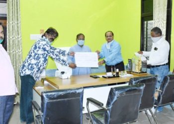 ମୁଖ୍ୟମନ୍ତ୍ରୀଙ୍କ ରିଲିଫ୍‌ ପାଣ୍ଠିକୁ ମନ୍ତ୍ରୀ ରଘୁନନ୍ଦନ ଦାସଙ୍କ ଜରିଆରେ ୨ ଲକ୍ଷ ୨୫ ହଜାର ଟଙ୍କା ଦେଲେ – ଜୀବନବୀମା ନିଗମ ବିକାଶ ଅଧିକାରୀ ସଂଘ