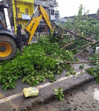 କାଳବୈଶାଖୀ ତାଣ୍ଡବ, ମାଟିରେ ଲୋଟିଲା ବଡ଼ବଡ଼ ଗଛ ଇନଡ଼ୋର ଷ୍ଟାଡ଼ିୟମ ଗ୍ଳାସୱାଲ ଓ ଟାଇଲ ଭଙ୍ଗିଲା ହିଞ୍ଜିଳିକାଟୁ
