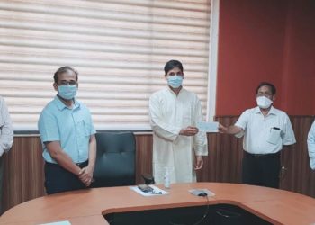 ଓଡିଶା ମତ୍ସ୍ୟ ସେବା ସଂଘ ତରଫରୁ ମୁଖ୍ୟମନ୍ତ୍ରୀ ଙ୍କ ରିଲିଫ ପାଣ୍ଠି କୁ ୩ ଲକ୍ଷ ଟଙ୍କାର ଏକ ଚେକ ପଦାନ ।