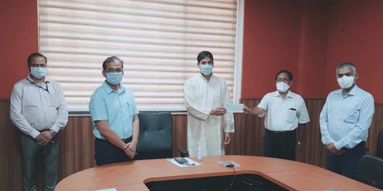 ଓଡିଶା ମତ୍ସ୍ୟ ସେବା ସଂଘ ତରଫରୁ ମୁଖ୍ୟମନ୍ତ୍ରୀ ଙ୍କ ରିଲିଫ ପାଣ୍ଠି କୁ ୩ ଲକ୍ଷ ଟଙ୍କାର ଏକ ଚେକ ପଦାନ ।