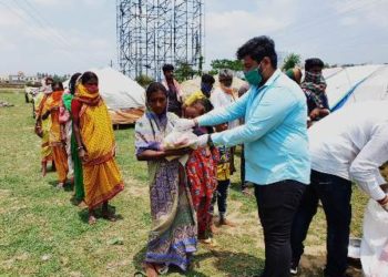 ଛାତ୍ର କଂଗ୍ରେସ ଧଉଳି ଅଞ୍ଚଳରେ ଜାଯାବରଙ୍କୁ ବାଣ୍ଟିଲେ ଶୁଖିଲା ଖାଦ୍ୟସାମଗ୍ରୀ