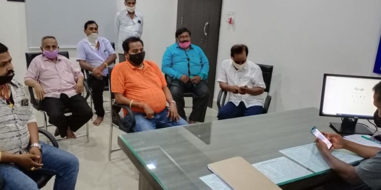 ଦୋକାନ ଖୋଲିବା ସମୟକୁ ନେଇ ଦ୍ୱନ୍ଦରେ ବ୍ୟବସାୟୀ ବଣିକ ସଂଘ ସହ ପୌର ନିର୍ବାହୀ ଅଧିକାରୀଙ୍କ ସହ ଆଲୋଚନା – ହିଞ୍ଜିଳିକାଟୁ