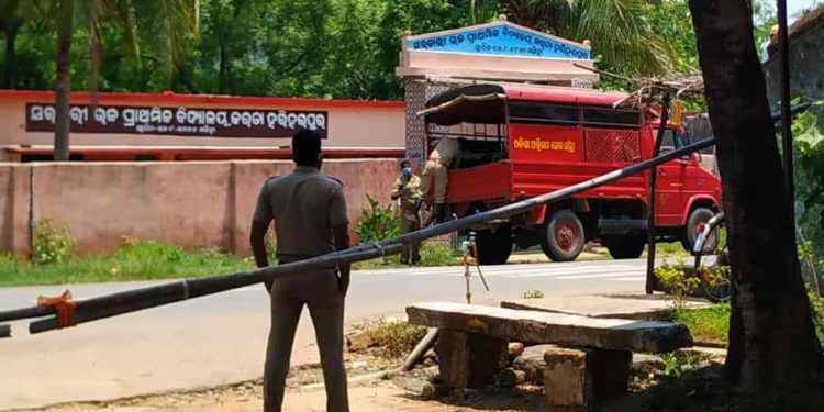 ନୟାଗଡ ଜ଼ିଲ୍ଲାରୁ  ପ୍ରଥମ କରୋନା ଆକ୍ରାନ୍ତ ବାହାରି ଥିବା ସଂଗରୋଧ କେନ୍ଦ୍ର କୁ ସାନିଟାଇଜ କଲା ଓଡଗାଁ ଦମକଳ ବାହିନୀ