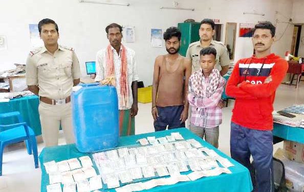 ୫୦ ଲିଟର ଦେଶୀ ମଦ ଜବତ, ୪ ଗିରଫ – ମଦ ବେପାରୀମାନେ ପୁଲିସକୁ ୨୫ ହଜାର ଟଙ୍କା ଲାଂଚ ଯାଚି ଥିଲେ – ରଣପୁର