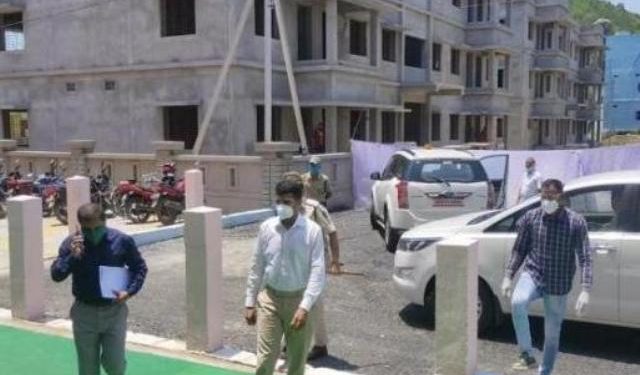 ଦିନିକିଆ ଗଞ୍ଜାମ ଗ୍ରସ୍ତରେ ୫ଟି ସଚିବ ଭି.କେ. ପାଣ୍ଡିୟାନ ହିଞ୍ଜିଳିକାଟୁରେ କୋଭିଡ଼-୧୯ ହସପିଟାଲ ବୁଲି ଦେଖିବା ସହ ସମୀକ୍ଷା କଲେ – ହିଞ୍ଜିଳିକାଟୁ