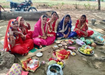ସ୍ୱାମୀ ହିଁ ସ୍ତ୍ରୀର ସର୍ବସ୍ୱ – ଏହା ଦେଖିବାକୁ ମିଳେ ପବିତ୍ର ସାବିତ୍ରୀ ଅମାବସ୍ୟାରେ