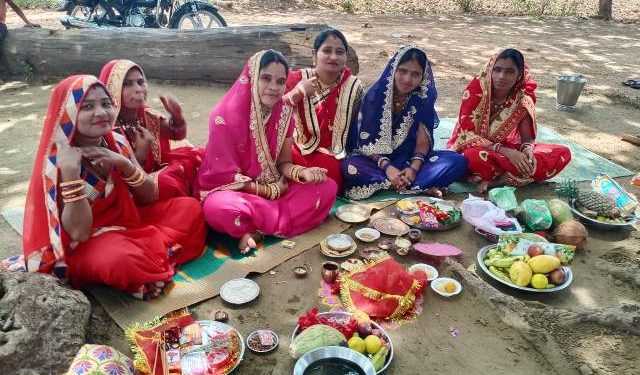 ସ୍ୱାମୀ ହିଁ ସ୍ତ୍ରୀର ସର୍ବସ୍ୱ – ଏହା ଦେଖିବାକୁ ମିଳେ ପବିତ୍ର ସାବିତ୍ରୀ ଅମାବସ୍ୟାରେ