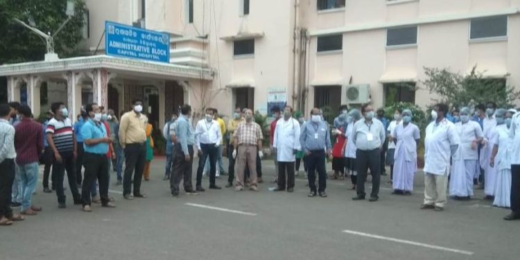 କ୍ୟାପିଟାଲ ହସ୍ପିଟାଲରେ କରୋନା ଯୋଦ୍ଧାଙ୍କୁ ସମ୍ବର୍ଦ୍ଧନା – ଭୁବନେଶ୍ୱର