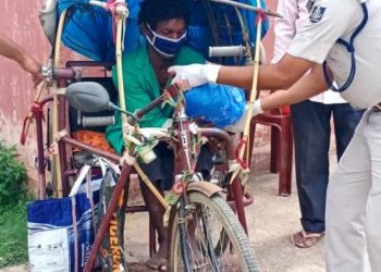 ମହାଲକ୍ଷ୍ମୀ ଯୁବକ ସଂଘ ପକ୍ଷରୁ କରୋନା ଯୋଦ୍ଧାଙ୍କୁ ସମ୍ମାନ ଓ ଦିବ୍ୟାଙ୍ଗଙ୍କୁ ଖାଦ୍ୟ ବଂଟନ