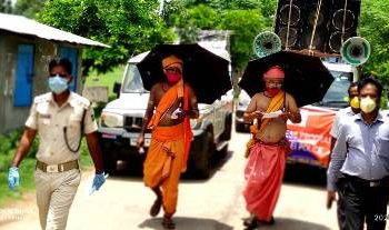 କରୋନା ଯୋଦ୍ଧା କୋରାଇ ଥାନା ଅଧିକାରୀଙ୍କ ଅଭିନବ ପ୍ରୟାସ, ଚକୁଳିଆ ପଣ୍ଡା ଗୀତ ଗାଇ ଲୋକଙ୍କୁ କଲେ ସଚେତନ