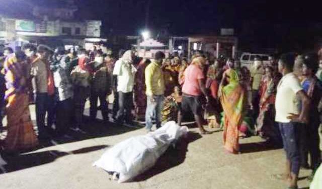 ମୋ ସ୍ୱାମୀକୁ ପିଟିପିଟି ମାରିଦେଲେ ଗାଁ ଲୋକ,  ଘଟଣାକୁ ଭିନ୍ନ ମୋଡ଼ ଦେବାକୁ ପୋଲିସ ଉପରେ ଦୋଷ ଲଦିଲେ ହତ୍ୟାକାରୀ,