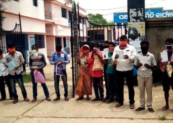 ରାସନ ହିତାଧିକାରୀ ମାଗଣା ରାସନ ନପାଇ ଯୋଗାଣ କାର୍ଯ୍ୟାଳୟ ଦ୍ୱାରସ୍ଥ ।