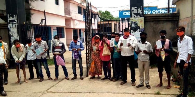 ରାସନ ହିତାଧିକାରୀ ମାଗଣା ରାସନ ନପାଇ ଯୋଗାଣ କାର୍ଯ୍ୟାଳୟ ଦ୍ୱାରସ୍ଥ ।