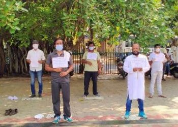 ପ୍ରାଇଭେଟ୍ ସ୍କୁଲରେ ବେଆଇନ୍ ଫି ଆଦାୟ ଓ ପୁସ୍ତକ ବିକ୍ରି ବିରୁଦ୍ଧ ରେ ଅଭିଭାବକ ମହାସଂଘ , ତରଫରୁ ୫ଘଣ୍ଟିଆ ଠିଆ-ଧାରଣା ଧାରଣା ।