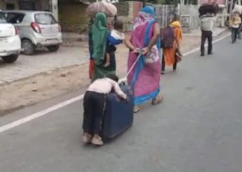 ହୃଦୟ ବିଦାରକ ଦୃଶ୍ୟ – ସୁଟକେଶ ଉପରେ ଛୁଆ ..