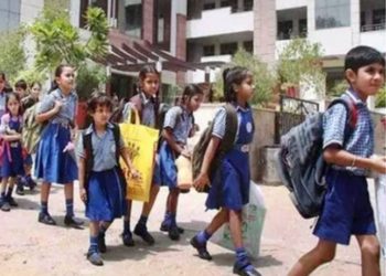 କରୋନା ବିପଦ ଦୃଷ୍ଟିରୁ ୧ମ ରୁ ୭ମ ଶ୍ରେଣୀ ପିଲାଙ୍କ ପାଇଁ ସ୍କୁଲ ଖୋଲିବ ନାହିଁ । କେବଳ ୮ମ ଶ୍ରେଣୀରୁ ଉର୍ଦ୍ଧ୍ୱ ପିଲାମାନେ ସ୍କୁଲ ଯାଇପାରିବେ ।