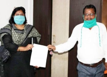 ଅଧ୍ୟକ୍ଷଙ୍କ ମହାନତା : କରୋନା ସୁରକ୍ଷା ପାଇଁ ସଂଗ୍ରହ କରି ଦେଲେ ଆର୍ଥିକ ସହାୟତା ଅଧ୍ୟକ୍ଷଙ୍କ ସମେତ ସମସ୍ତ ଅଧ୍ୟାପକ, କର୍ମଚାରୀଙ୍କୁ ସାଧାରଣରେ ପ୍ରଂଶସା