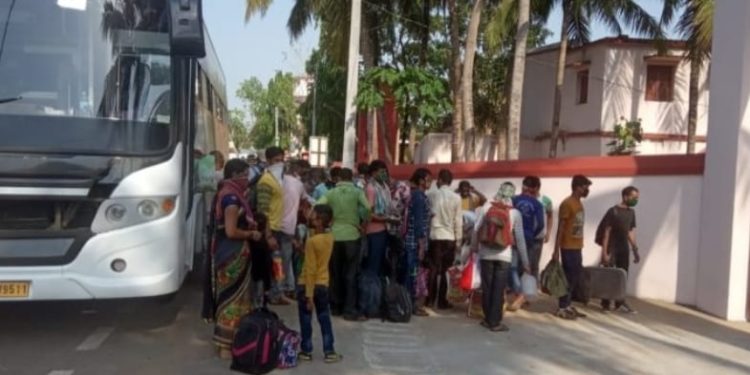 ତାକରଡା ଶହୀଦ ଉଚ୍ଚ ବିଦ୍ୟାଳୟରେ ସୁରତରୁ ଆସିଥିବା ୫୬ଜଣ କ୍ବାରେଣ୍ଟାଇନ ରେ ରହିଲେ ।