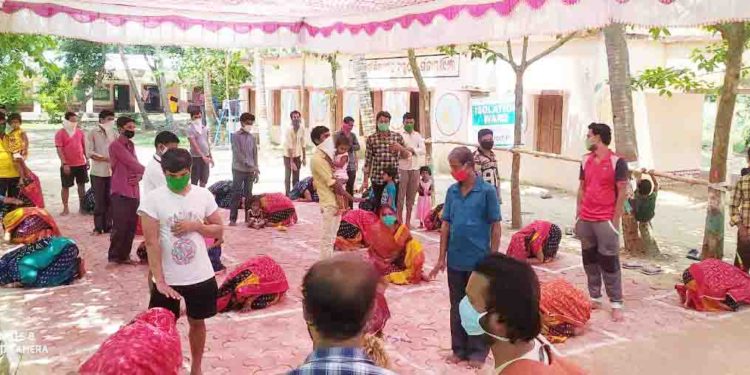 ସଂଘରୋଧ କେନ୍ଦ୍ରରେ ମହିଳାଙ୍କ ସାବିତ୍ରୀ ବ୍ରତ ପାଳନ ପ୍ରଶାସନ ପକ୍ଷରୁ ସାବିତ୍ରୀ ଭାର ପ୍ରଦାନ