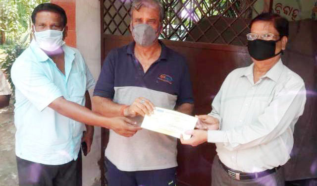 ଏକାମ୍ର ବରିଷ୍ଠ ନାଗରିକ ସଂଘ ତରଫରୁ ମୁଖ୍ୟମନ୍ତ୍ରୀ ଙ୍କ ସହାୟକ ପାଣ୍ଠି କୁ ୩୫୦୦୦ ପ୍ରଦାନ