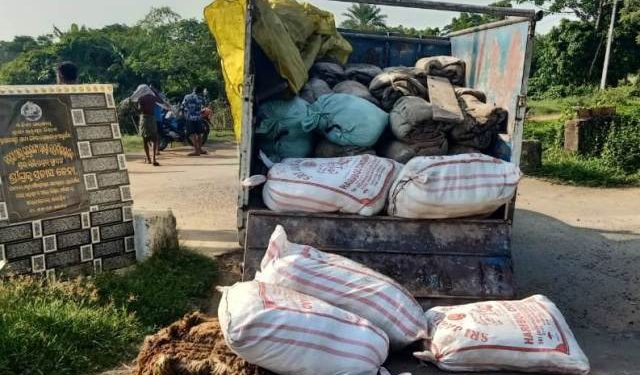 ବଜରଙ୍ଗ କର୍ମୀ ଙ୍କ ଦ୍ୱାରା ଚମଡା ବୋଝେଇ ପିକ ଅପ  ଜବତ