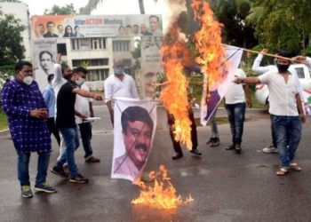 ପ୍ରଦେଶ ଯୁବ କଂଗ୍ରେସ ପକ୍ଷରୁ ତୈଳ ଦର ବୃଦ୍ଧି ପ୍ରତିବାଦରେ, ପ୍ରଧାନମନ୍ତ୍ରୀ ନରେନ୍ଦ୍ର ମୋଦି, ମୁଖ୍ୟମନ୍ତ୍ରୀ ନବୀନ ପଟ୍ଟନାୟକ ଓ କେନ୍ଦ୍ରମନ୍ତ୍ରୀ ଧର୍ମେନ୍ଦ୍ର ପ୍ରଧାନଙ୍କ କୁଶପୁତଳିକା ଦାହ କରାଯାଇଛି ।