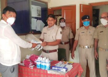 କରୋନା ଯୋଦ୍ଧାଙ୍କୁ ମାସ୍କ ଓ ସାନିଟା ଇଜର ବାଣ୍ଟିଲେ ଜିଲ୍ଲା ବିଜେଡି ଯୁବ ସଭାପତି ଲିଙ୍ଗରାଜ